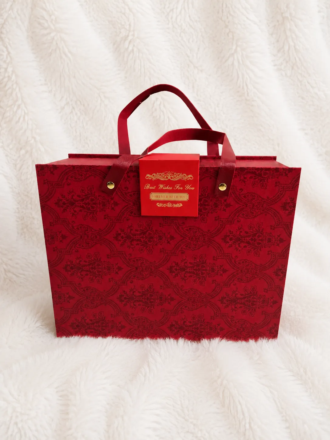 A red bag featuring a red handle, showcasing a stylish and elegant design.<br />
